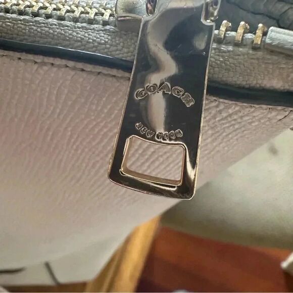 Coach ivory leather shoulder bag with gold detail 16” x 10” - Picture 6 of 10